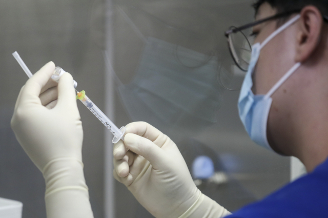 코로나19 예방접종센터에서 의료진이 백신 접종 준비를 하고 있다. /연합뉴스
