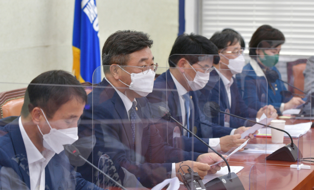 윤호중(왼쪽 두번째) 더불어민주당 원내대표가 지난 12일 당 국정감사 대책회의에서 발언하고 있다. / 권욱 기자