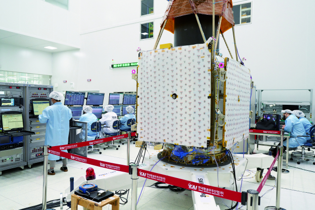 경남 사천 KAI 우주센터에서 차세대중형위성2호가 태양전지판, 전자광학카메라 등의 위성기능 시험을 진행하고있다./사진 제공=KAI