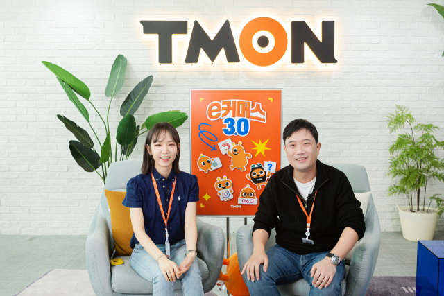 장윤석(오른쪽) 티몬 대표가 티비온 쇼호스트 ‘로렌’과 함께 13일 온라인 라이브커머스 간담회를 진행하고 있다./사진 제공=티몬