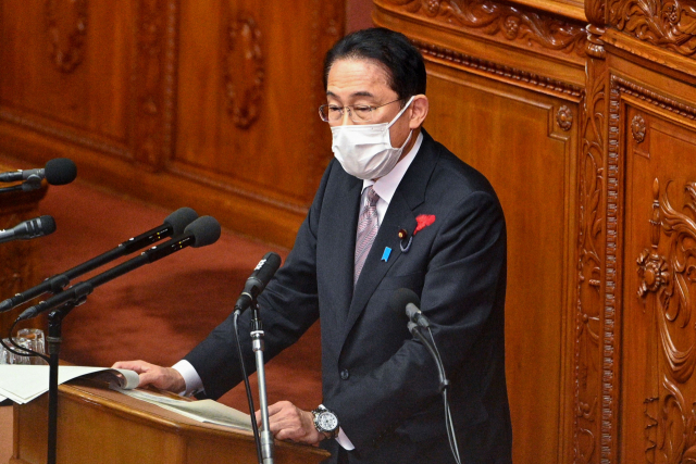 기시다 후미오 일본 총리가 11일(현지시간) 도쿄 중의원 회의에 출석해 의원들의 질의에 답변하고 있다./AFP연합뉴스