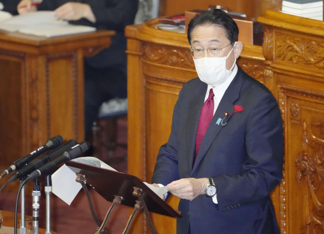 기시다 후미오(岸田文雄) 일본 총리가 13일 오전 참의원 본회의에 출석해 질문에 답변하고 있다. /교도연합뉴스