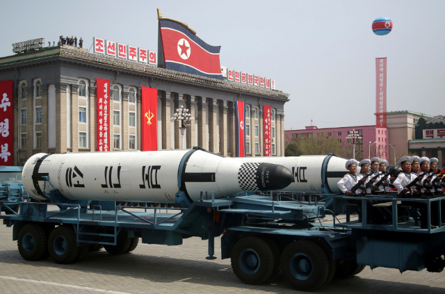 북한의 잠수함발사미사일(SLBM)인 북극성 1호 미사일이 지난 2017년 4월 15일 평양군사 행진에서 공개된 모습