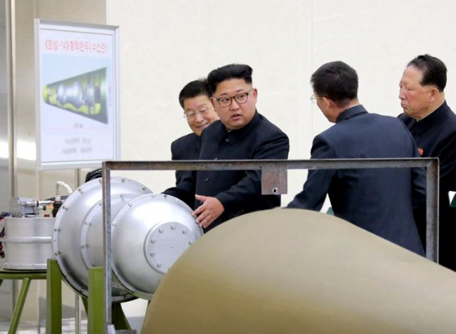 북한 김정은 국무위원장이 지난 2017년 핵탄두 모형을 살펴보는 모습./조선중앙통신·연합뉴스