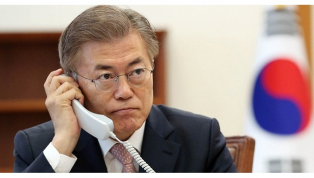 문재인 대통령은 14일 기시다 일본 총리와 첫 전화통화를 할 것이라는 교도통신의 보도가 나왔다. /연합뉴스