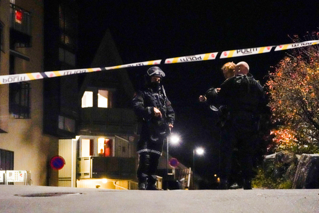 노르웨이 콩스베르그에서 13일 한 남자가 활과 화살을 사용해 묻지마 공격을 가하는 사건이 발생해 경찰들이 수사하고 있다. /연합뉴스