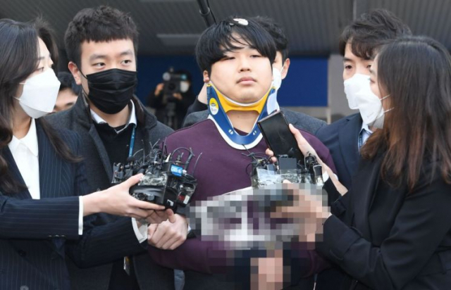 메신저 텔레그램에 '박사방'을 운영하며 미성년자를 포함한 여성들의 성 착취물을 제작, 유포한 혐의를 받는 조주빈이 지난해 3월 25일 서울 종로경찰서에서 검찰로 송치되고 있다. /연합뉴스