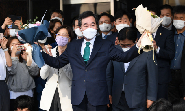 더불어민주당 경선후보 이낙연 전 대표가 14일 서울 여의도 대산빌딩에서 열린 이낙연 필연캠프 해단식을 마친뒤 꽃다발을 들고 지지자들에게 인사하고 있다. /권욱 기자 2021.10.14