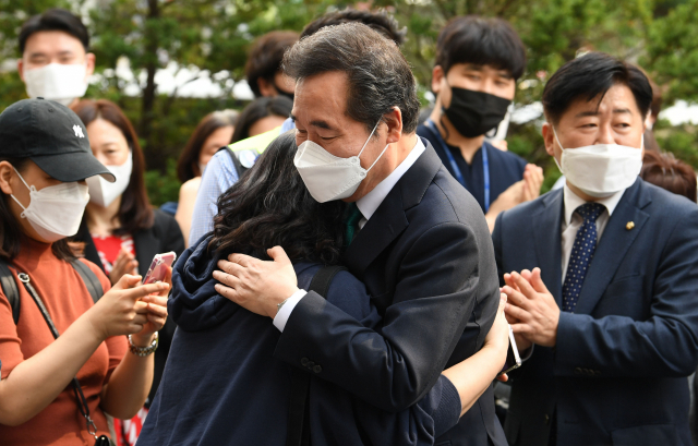 더불어민주당 경선후보 이낙연 전 대표가 14일 서울 여의도 대산빌딩에서 열린 이낙연 필연캠프 해단식에 참석하며 지지자와 포옹하고 있다. /권욱 기자 2021.10.14