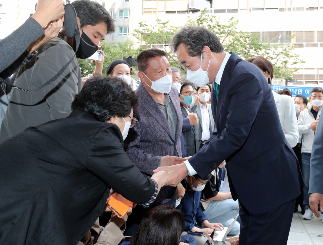 이낙연 전 더불어민주당 대표가 14일 오후 서울 여의도 대산빌딩에서 열린 필연캠프 해단식에 참석하며 지지자들과 인사를 나누고 있다./권욱 기자 2021.10.14