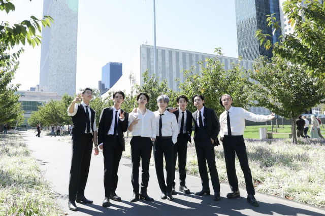 유엔 총회에 청년세대 대표로 참석한 방탄소년단(BTS)이 미국 뉴욕 UN 본부 앞에서 포즈를 취하고 있다./연합뉴스
