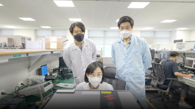 강웅대(오른쪽) 씨 등 삼성전자 메모리사업부 연구진이 저전력 D램 성능을 테스트하고 있다./사진 제공=삼성전자 내일은 애쓰지(ESG) 유튜브 영상 갈무리