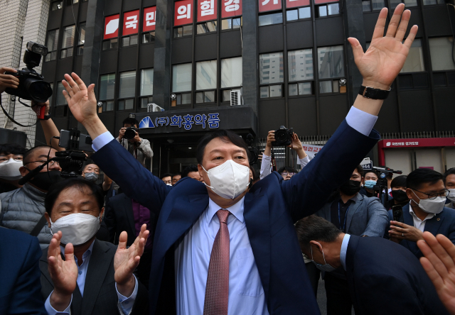 국민의힘 윤석열 대선 경선 후보가 14일 경기도 수원시 장안구 국민의힘 경기도당에서 열린 '경기도당 주요당직자 간담회'에 참석하며 지지자들에게 인사하고 있다. /권욱 기자