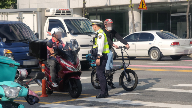 14일 서울 마포구 동교동삼거리 일대에서 경찰이 대대적인 이륜차 교통 단속을 벌이고 있다. /강동헌 기자