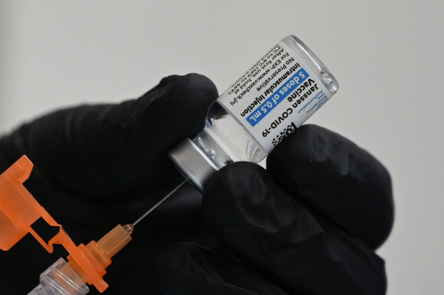 지난 8월 19일 미국 캘리포니아의 백신 접종 센터에서 의료진이 신종 코로나바이러스 감염증(코로나19) 얀센 백신을 접종하고 있다. /AFP연합뉴스