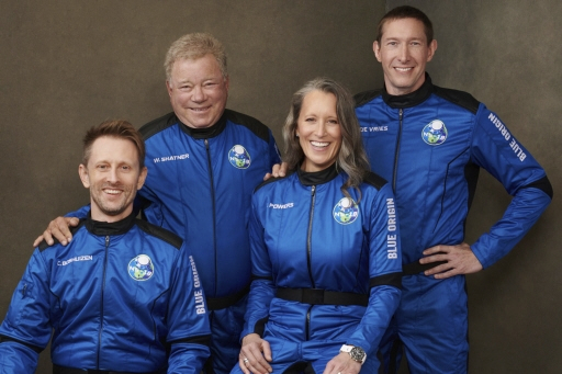 13일(현지시간) 미국 텍사스주 밴혼 발사장에서 우주 기업 블루 오리진의 로켓 우주선을 타고 우주여행을 떠나는 배우 윌리엄 섀트너(왼쪽에서 두 번째·90·캐나다)와 동료 탑승객들의 모습이다. /블루 오리진 제공