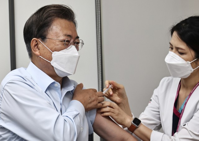 문재인 대통령이 15일 서울 국립중앙의료원 코로나19 중앙예방접종센터에서 코로나19 백신 추가 접종을 받고 있다. /연합뉴스