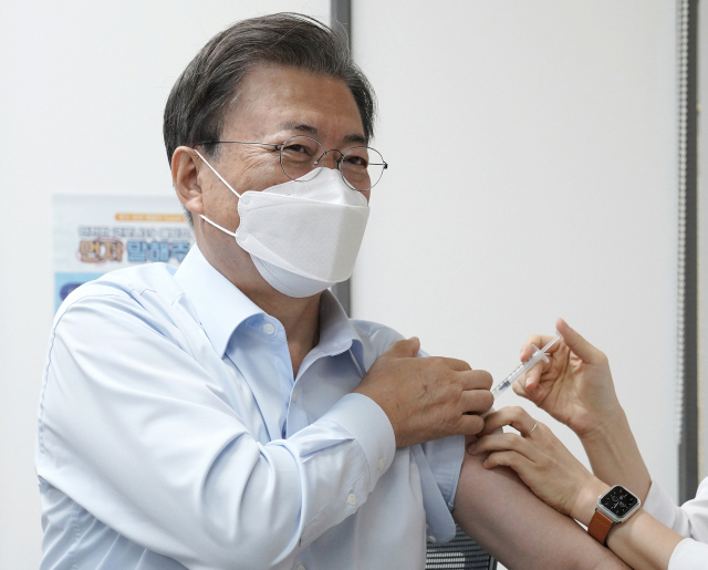 문재인 대통령이 15일 서울 국립중앙의료원 코로나19 중앙예방접종센터에서 코로나19 백신 추가 접종을 받고 있다./연합뉴스