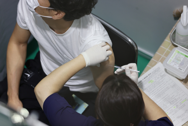 15일 오전 서울 서대문구 코로나19 예방접종센터에서 시민들이 백신 접종을 하고 있다./연합뉴스