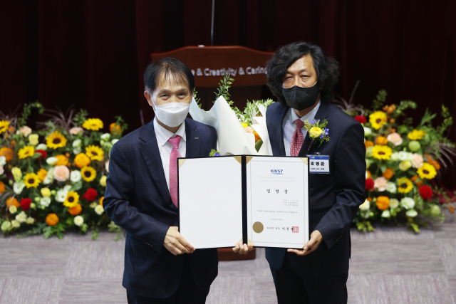 이광형(왼쪽) KAIST 총장이 조수미 교수를 대신해 임명장을 전달받은 조영준(오른쪽) SMI 엔터테인먼트먼트 대표와 기념촬영을 하고 있다. 사진제공=KAIST