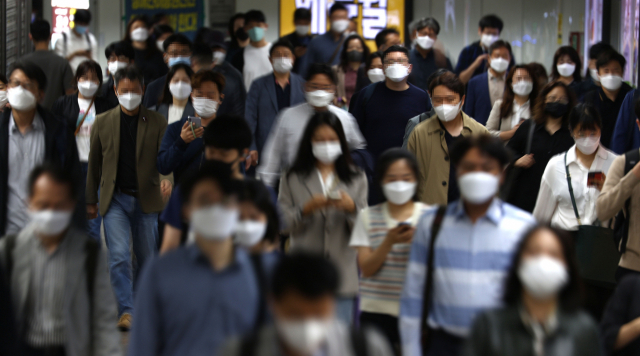15일 오전 서울 지하철 광화문역에서 직장인 등 시민들이 걸어가고 있다./연합뉴스