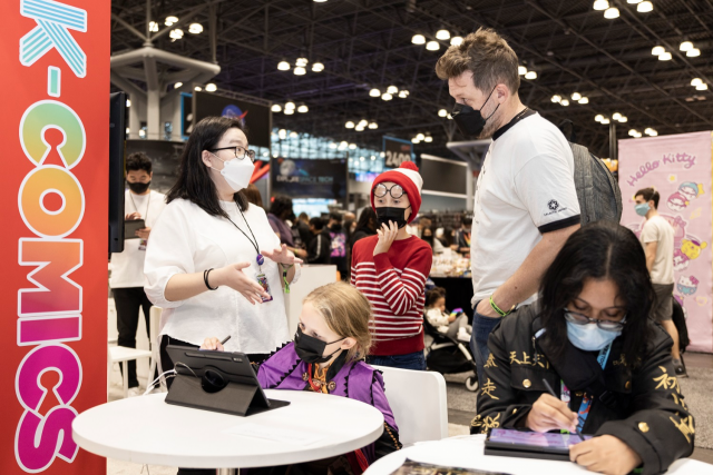 지난 10일까지 미국 뉴욕 재비츠센터에서 열린 ‘뉴욕 코믹콘 2021’ 행사에서 관람객들이 한국 공동관 부스에서 웹툰 드로잉 이벤트에 참여하고 있다. /사진 제공=콘진원