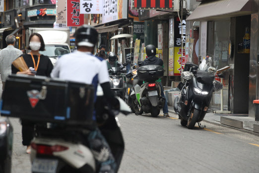 서울시 종로구에서 배달업체 배달 오토바이들이 분주하게 이동하고 있다./연합뉴스