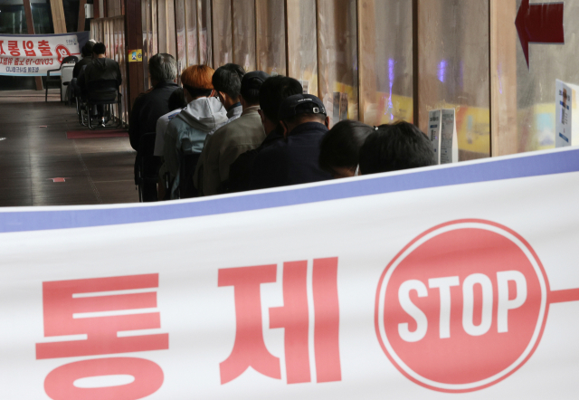 코로나19 선별진료소에서 시민들이 검사를 받기 위해 대기하고 있다. /연합뉴스