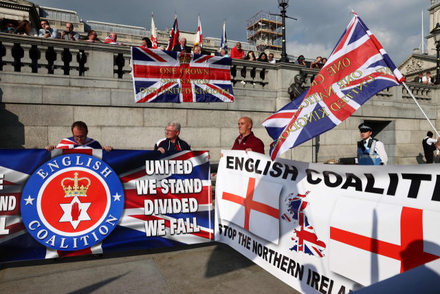 영국 런던에서 지난 9일(현지 시간) 한 시위대가 북아일랜드를 유럽연합(EU) 단일 시장 내에 남겨두기로 한 브렉시트(영국의 EU 탈퇴) 협약을 파기해야 한다며 시위를 벌이고 있다. /AFP연합뉴스