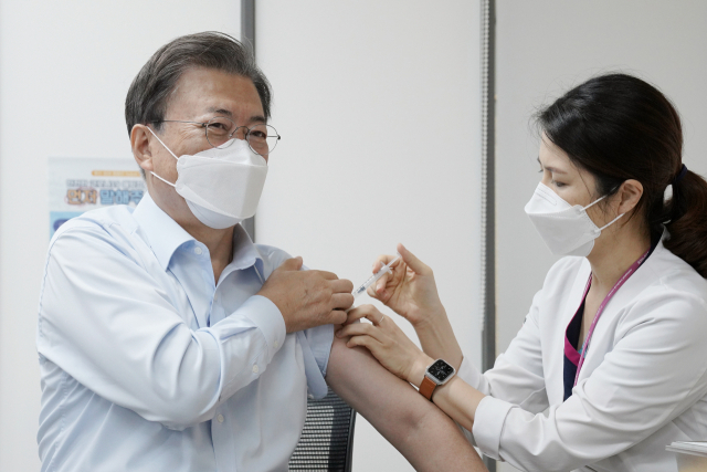 문재인 대통령이 지난 15일 서울 국립중앙의료원 코로나19 중앙예방접종센터에서 코로나19 백신 추가 접종을 받고 있다./연합뉴스