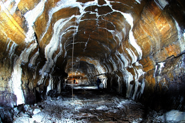 용암이 빚은 신비의 지하공간 제주도 '용천동굴'