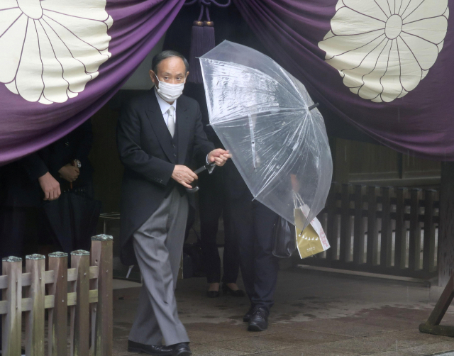 스가 요시히데 일본 총리가 17일 태평양전쟁 A급 전범이 합사된 수도 도쿄의 야스쿠니 신사에 참배한 뒤 나오고 있다. /연합뉴스