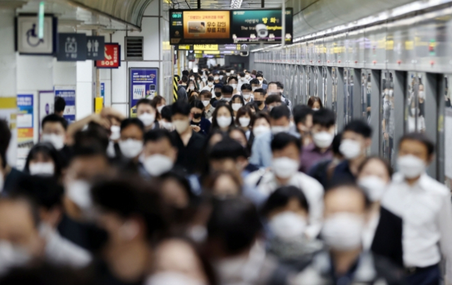 서울 지하철 광화문역에서 시민들이 출근하고 있다./연합뉴스