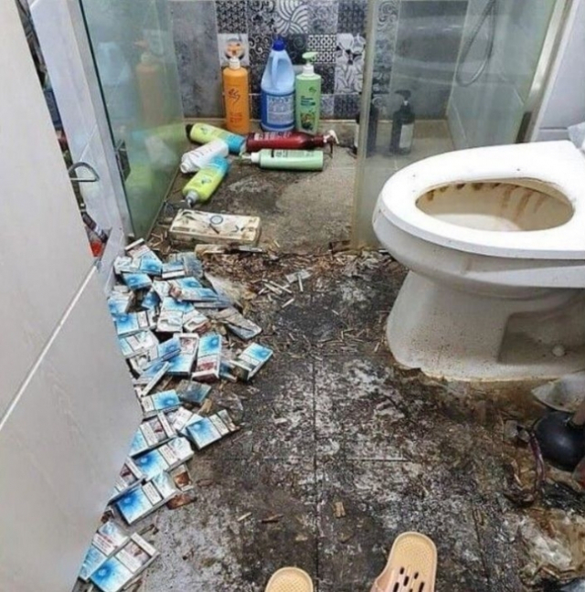 청소업체가 청소를 하기 전 화장실 내부 사진./출처=온라인커뮤니티