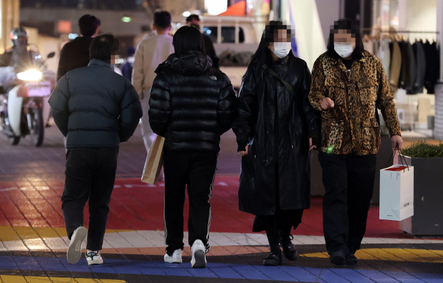 이례적인 가을 한파가 닥친 17일 서울 마포구 홍대거리에서 두툼한 옷을 입은 시민들이 발걸음을 재촉하고 있다. /연합뉴스
