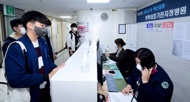 18일 서울 양천구 홍익병원에서 학생들이 코로나19 백신접종을 위해 접수하고 있다./사진공동취재단