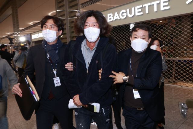 18일 오전 남욱 변호사가 인천공항에서 체포돼 수사관들과 공항을 빠져나가고 있다. /연합뉴스