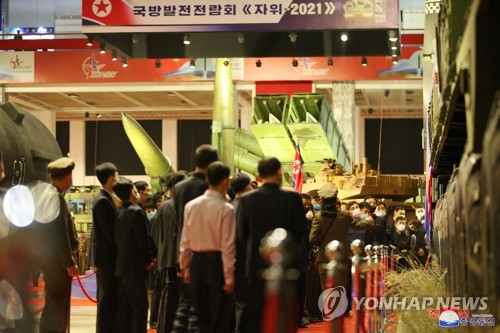 북한 당창건 76돌을 기념하여 개막된 국방발전전람회 '자위-2021'이 연일 성황리에 진행되고 있다고 조선중앙통신이 지난 15일 보도했다./연합뉴스