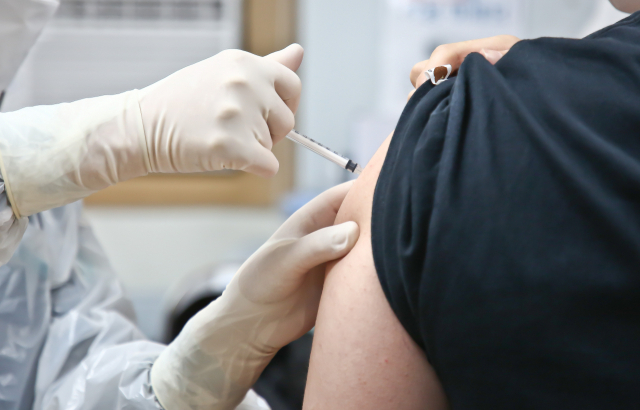 정부 '코로나 유행 규모 점진적 감소세…백신접종 효과'