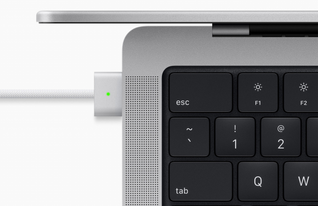'완전히 새롭게 상상했다' 애플, 성능 70% 높인 괴물칩 탑재한 '맥북 프로' 공개