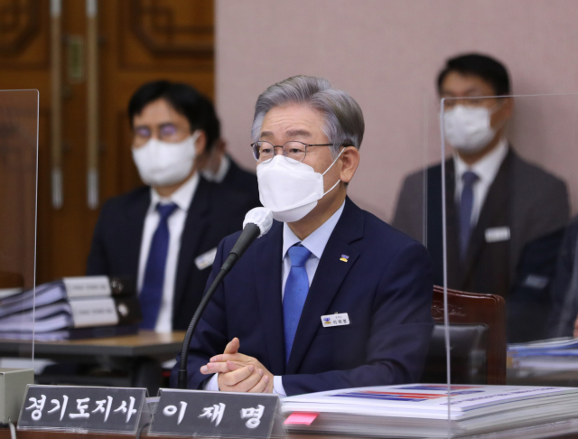 더불어민주당 대선 후보인 이재명 경기지사가 18일 오후 경기도 수원시 경기도청에서 열린 국회 행정안전위원회의 경기도에 대한 국정감사에서 마지막 질의에 답변하고 있다. /사진공동취재단