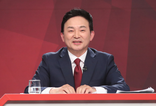 국민의힘 원희룡 대선 경선 후보가 지난 18일 오후 부산MBC에서 제4차 TV 토론를 하고 있다./사진공동취재단