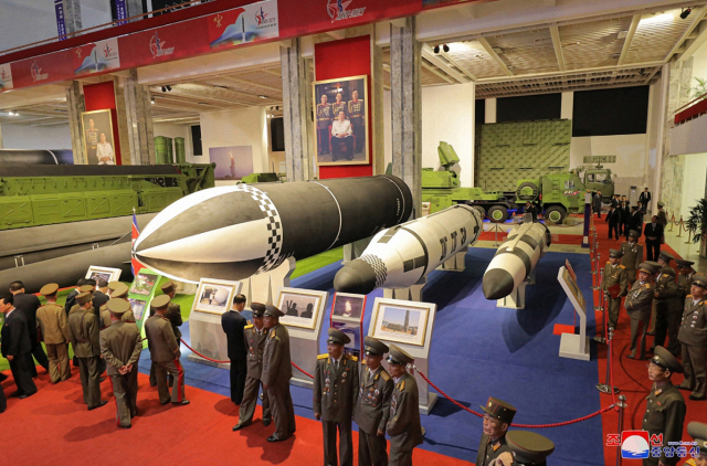 북한이 지난 11일 개최한 '국방발전전람회 자위-2021'행사에서 일명 '북극성'계열의 SLBM들이 나란히 공개됐다. 가장 오른쪽의 작은 미사일은 소형화된 신형 SLBM으로 추정된다. /조선중앙통신,연합뉴스