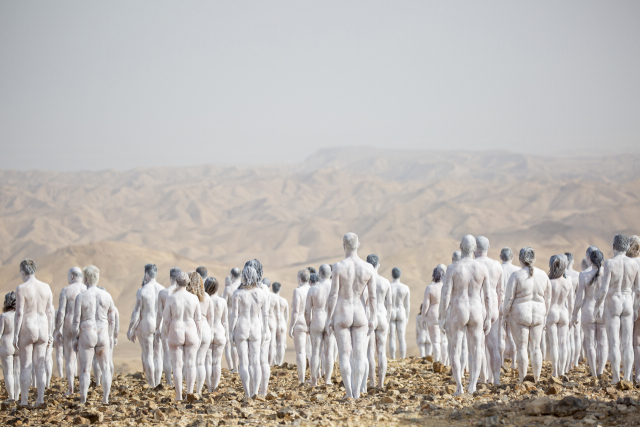 7일(현지시간) 이스라엘 아라드 인근 황무지에서 몸에 흰 페인트를 칠한 남녀 약 200명이 누드 촬영을 하고 있다. /AP연합뉴스