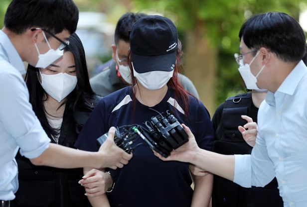 남자친구를 만나러 집을 나가 외박을 한 사이 혼자 방치된 3살 딸을 숨지게 한 30대 엄마 B씨의 모습이다. /연합뉴스