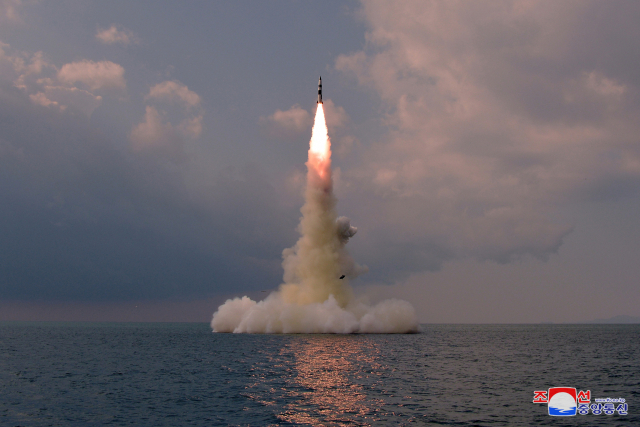 북한이 지난 19일 잠수함발사탄도미사일(SLBM)을 잠수함에서 시험발사하고 있다./연합뉴스