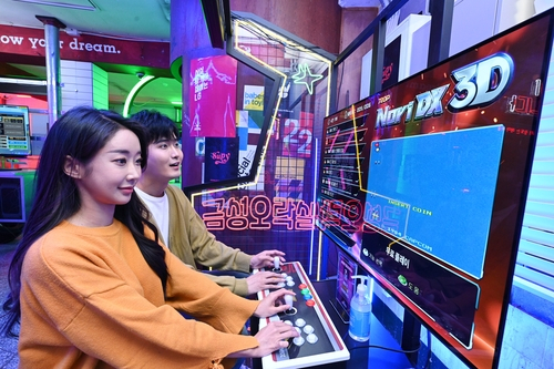 LG전자 모델이 서울 성수동에 마련된 ‘금성오락실’에서 올레드TV 화면으로 게임을 하고 있다. LG전자는 오는 12월19일까지 금성오락실을 열고 고객들에게 추억을 느끼며 신제품을 체험하는 마케팅을 진행한다./사진제공=LG전자