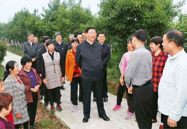 시진핑 중국 국가주석이 지난 5월 중부 허난성의 한 농촌을 방문해 농민들과 대화하고 있다. /신화망