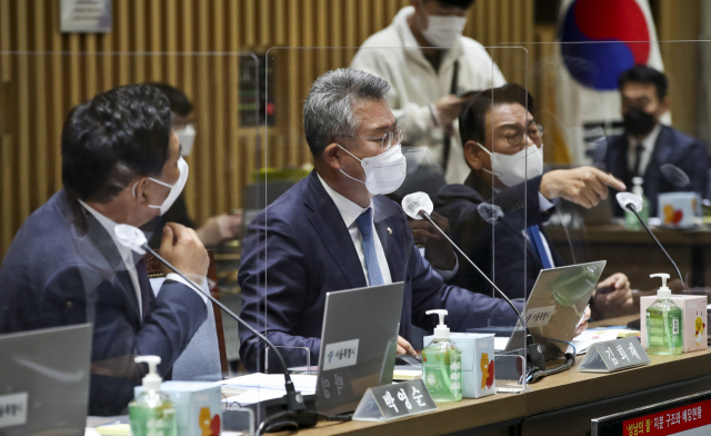 20일 서울시청에서 열린 국회 국토교통위원회의 서울시 국정감사에서 야당 의원들이 오세훈 서울시장에게 대장동 관련 질의를 하자 박영순 더불어민주당 의원이 이헌승 위원장에게 항의하고 있다./국회사진기자단