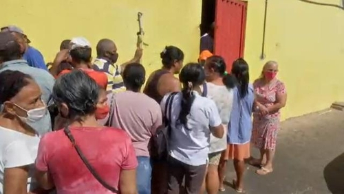 소뼈와 소고기 찌꺼기를 나눠주는 정육점 앞에 줄을 선 브라질 주민들의 모습. /브라질 TV 센트루 아메리카 캡처.